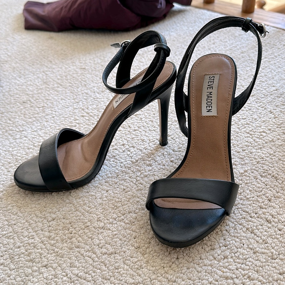 Black pumps